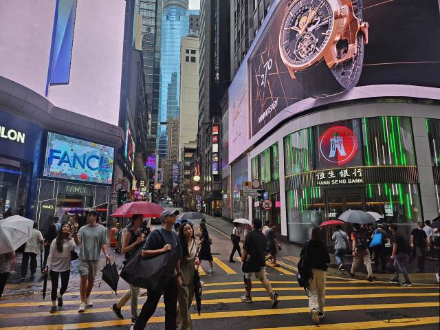 홍콩 센트럴 지역에서 시민들이 내리는 비에 우산을 쓰고 걷고 있다. 사진=윤지영 기자