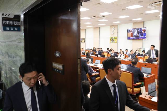 16일 서울 여의도 국회 과학기술정보방송통신위원회에서 열린 2025년도 국정감사에서 최민희 위원장이 취재진 퇴장을 선언한 뒤 회의가 비공개로 진행되고 있다. 연합뉴스