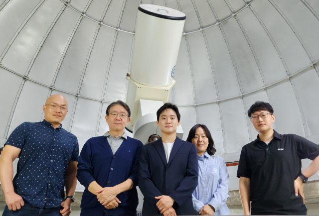 연세대학교 천문우주학과 연구진. 정철(왼쪽부터) 연구교수, 이영욱 교수, 손준혁 연구원, 조혜전 연구교수, 박승현 연구원. 사진 제공=연세대