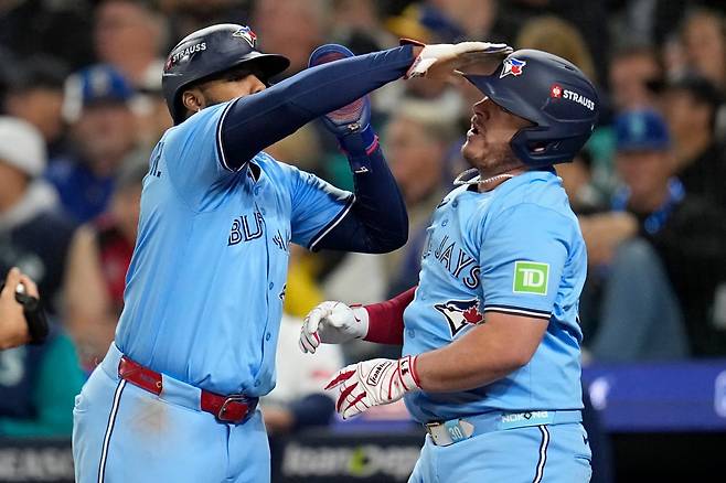 토론토의 알레한드로 커크(오른쪽)가 16일(한국시간) T-모바일파크에서 열린 시애틀과 ALCS 3차전 6회초 우월 3점홈런을 터트린 뒤 블라디미르 게레로 주니어와 기뻐하고 있다. 시애틀(미 워싱턴주)|AP뉴시스