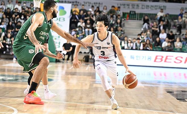 드리블 하는 KCC 허웅. KBL 제공