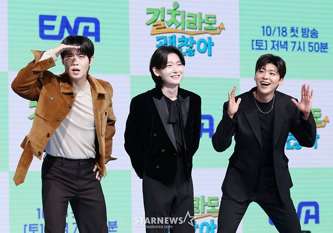 가수 손태진, 김용빈, 박지현이 16일 서울 마포구 쇼킹케이팝센터에서 열린 ENA 예능 프로그램 '길치라도 괜찮아' 제작발표회에서 포즈를 취하고 있다. /2025.10.16 /사진=김휘선 hwijpg@
