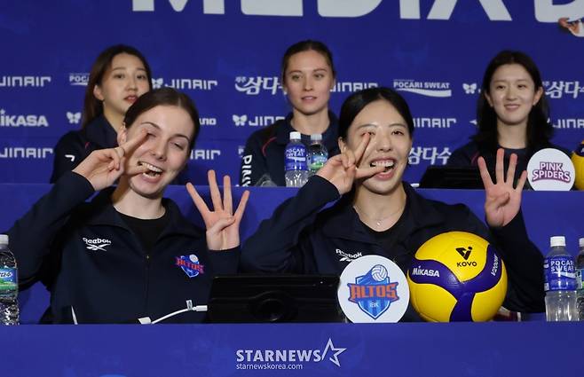 진에어 2025-2026시즌 V리그 미디어데이가 16일 서울 강남구 청담 리베라호텔에서 열렸다. IBK기업은행 알리사 킨켈라와 육서영이 구단 구호를 발표하고 있다. /사진=김진경 대기자