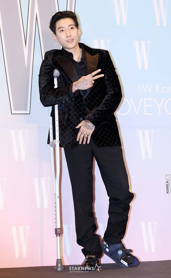 가수 박재범이 15일 서울 종로구 포시즌스 호텔에서 열린 제20회 유방암 인식 향상 캠페인 자선 행사 'LOVR YOUR' 포토월에 참석해 포즈를 취하고 있다. /2025.10.15 /사진=김휘선 hwijpg@