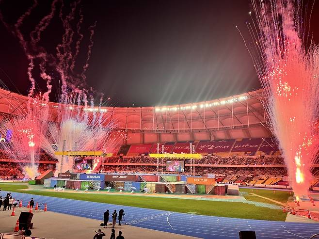 17일 부산 아시아드 주경기장에서 진행된 제106회 전국체육대회 개회식에서 대회 개막을 알리는 축포가 터지고 있다. 경기도체육회 제공