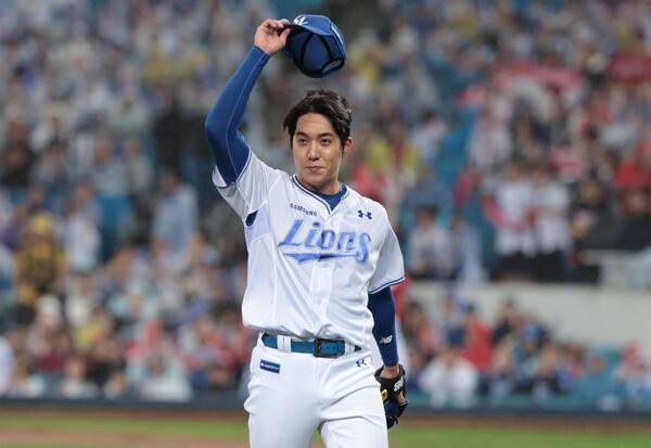 준PO 3차전 6.2이닝 1실점으로 호투한 삼성 원태인이 마운드에서 내려오며 팬들을 향해 인사하고 있다. (사진=삼성)