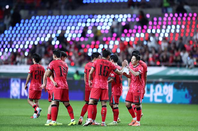 14일 서울 마포구 서울월드컵경기장에서 열린 한국과 파라과이 축구 대표팀의 친선경기. 2-0으로 승리한 한국 선수들이 기뻐하고 있다. 사진=연합뉴스
