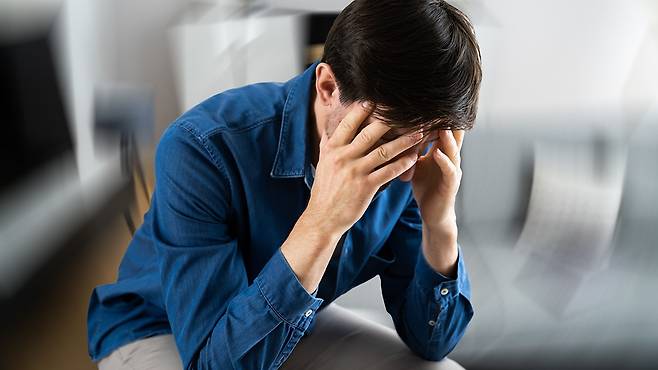 이석증은 자세 변화에 따라 짧고 강렬한 회전성 어지럼증이 나타난다|출처: 게티이미지코리아