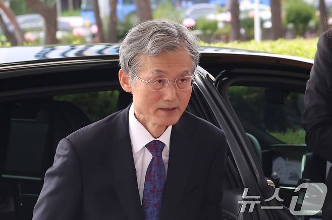 조희대 대법원장이 17일 오전 서울 서초구 대법원 청사로 출근을 하고 있다. 2025.10.17/뉴스1 ⓒ News1 김명섭 기자