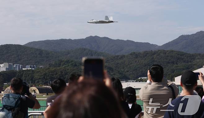 17일 경기 성남시 수정구 서울공항에서 열린 '서울 국제 항공우주 및 방위산업 전시회'(서울 ADEX 2025)'에서 공군 KF-21 전투기가 화려한 기동을 선보이고 있다. 2025.10.17/뉴스1 ⓒ News1 김영운 기자