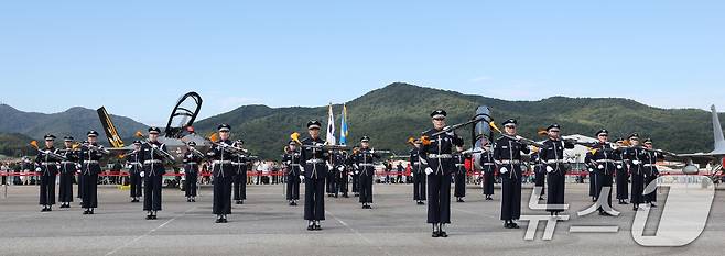 17일 경기 성남시 수정구 서울공항에서 열린 '서울 국제 항공우주 및 방위산업 전시회'(서울 ADEX 2025)'에서 공군 의장대가 축하공연을 하고 있다. 2025.10.17/뉴스1 ⓒ News1 김영운 기자