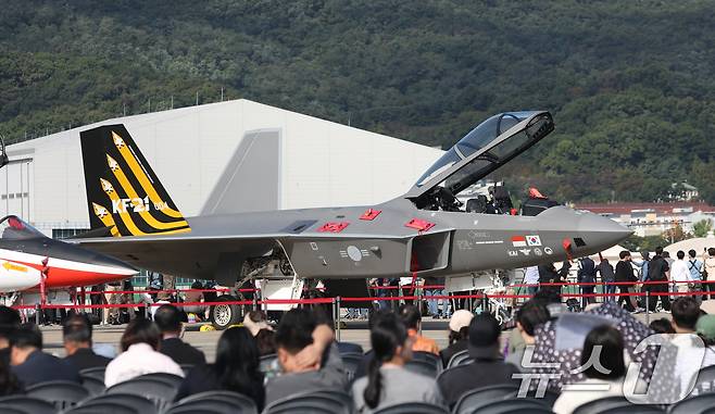 17일 경기 성남시 수정구 서울공항에서 열린 '서울 국제 항공우주 및 방위산업 전시회'(서울 ADEX 2025)'에서 공군 KF-21 전투기가 전시돼 있다. 2025.10.17/뉴스1 ⓒ News1 김영운 기자