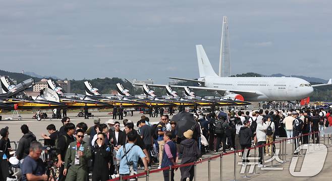 17일 경기 성남시 수정구 서울공항에서 열린 '서울 국제 항공우주 및 방위산업 전시회'(서울 ADEX 2025)'에서 공군 특수비행팀 블랙이글스가 전시돼 있다. 2025.10.17/뉴스1 ⓒ News1 김영운 기자