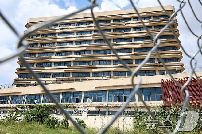 최근 캄보디아에서 한국인 대상 취업사기 및 감금 사건 등 각종 범죄에 연루되는 사례가 잇따르고 있다. 사진은 15일(현지시간) 캄보디아 프놈펜 주요 범죄 단지로 알려진 망고단지. 2025.10.15/뉴스1 ⓒ News1 김도우 기자