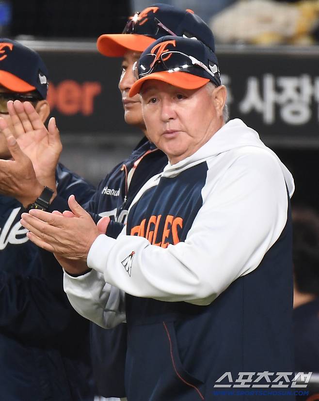 29일 대전 한화생명볼파크에서 열린 LG-한화전. 한화가 7대3으로 승리한 가운데 김경문 감독이 선수들을 맞이하고 있다. 대전=정재근 기자 cjg@sportschosun.com/2025.9.29/