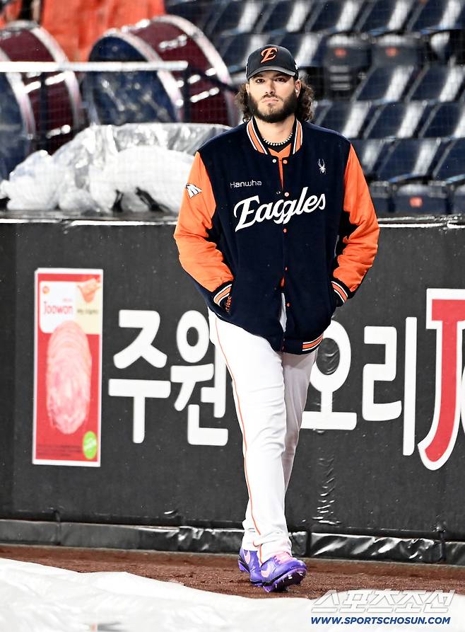 17일 대전한화생명볼파크에서 열린 삼성과 한화의 PO 1차전. 한화 선발투수 폰세가 워밍업을 하고 있다. 대전=허상욱 기자wook@sportschosun.com/2025.10.17/