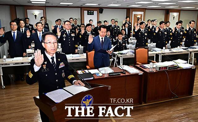 증인선서하는 유재성 경찰청장 직무대행.