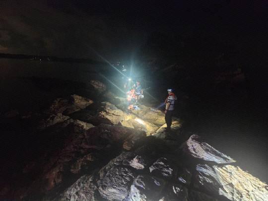 갯바위에 고립된 낚시객을 구조하는 모습. 태안 해경 제공