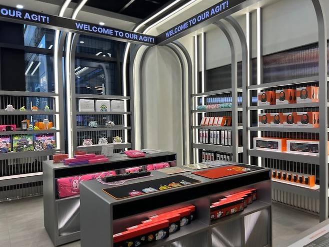 17일 오전 강남에 위치한 넥슨 상설 PC방 '메이플 아지트'를 방문했다. 사진은 메이플 아지트 내부 굿즈숍.ⓒ데일리안 이주은 기자