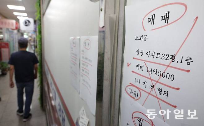 정부가 10·15 부동산 대책을 발표한 지 하루가 지난 16일 서울 마포구의 한 상가 부동산 매물 안내판이 텅 비어 있다. 토지거래허가구역이 시행(20일)되기 전 전세를 끼고 집을 구매(갭투자)하려는 수요가 몰리면서 호가가 치솟자 집주인들이 매물을 거둬들였기 때문으로 보인다. 박형기 기자 onehsot@donga.com