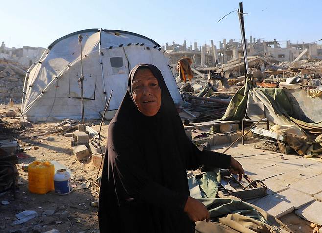 한 팔레스타인 여성이 15일(현지시각) 가자시티에서 흔적도 없이 사라진 자신의 집 터를 보며 울부짖고 있다. 가자시티/로이터 연합뉴스