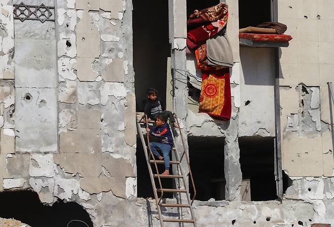 16일(현지시각) 가자시티의 부서진 이슬람 대학 건물에서 어린이들이 머물고 있다. 가자시티/로이터 연합뉴스
