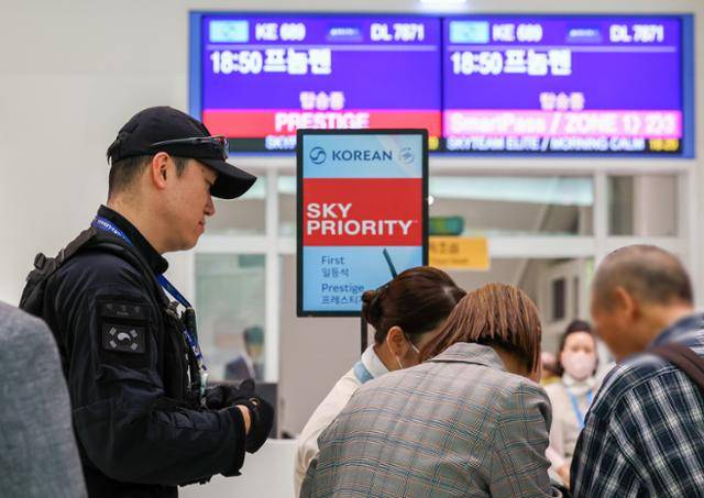 15일 인천국제공항 제2여객터미널 탑승구에서 공항경찰단 대테러기동대원과 항공사 직원이 캄보디아행 항공편에 탑승하려는 한국인 승객을 상대로 위험 방지를 위한 안전 활동 작업을 하고 있다. 연합뉴스