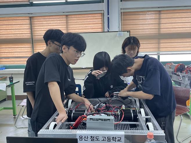 〈사진: 팀 터틀리스 공동작업. 용산철도고〉