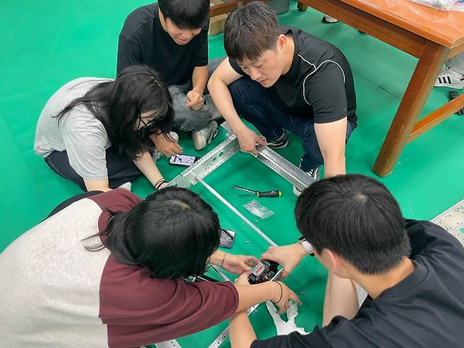 〈사진: 학생들을 지도하고 있는 강 교사. 용산철도고〉