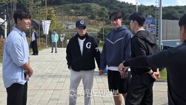 ▲ 강릉고 야구부 출신 이율예와 김진욱, 차동영이 17일 부산 기장현대차드림볼파크에서 열린 대전고와 제106회 전국체육대회 야구 예선 현장을 찾아 후배들을 응원한 뒤 최재호 감독과 인사를 나누고 있다. 한규빈 기자