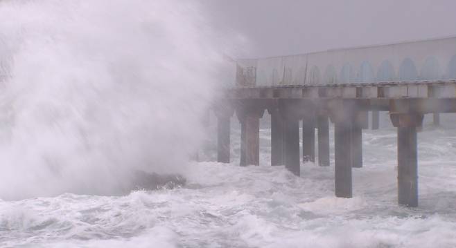 취재진이 현장을 찾은 날 육지에선 1mm의 약한 비가 내렸지만, 바다에선 시설물보다 훨씬 더 높은 파도가 치고 있었습니다.