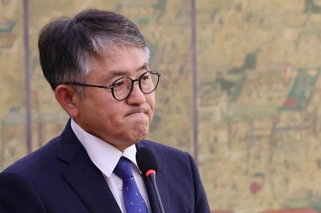 Lee Jae-pil, head of the Korea Heritage Service’s Royal Palaces and Tombs Heritage Center, listens to questions from Democratic Party of Korea lawmaker Min Hyung-bae regarding former First Lady Kim Keon-hee’s private tea meeting at Jongmyo Shrine during a parliamentary audit in the National Assembly in Seoul on October 16. / Yonhap News