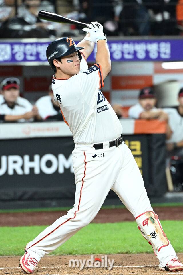 29일 대전 한화생명 볼파크 야구장에서 열린 '2025 신한 SOL BANK KBO리그' LG 트윈스와 한화 이글스 경기. 한화 노시환이 2회말 선두타자로 나와 안타를 치고 있다./대전=유진형 기자 zolong@mydaily.co.kr