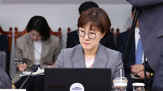 김현지 대통령실 제1부속실장이 2일 용산 대통령실에서 열린 수석보좌관회의에 참석해 있다. 연합뉴스