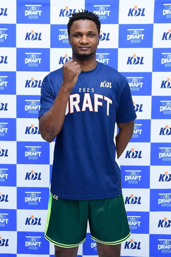 콩고민주공화국 출신 프레디 무티바(건국대)가 16일 서울 강남구 KBL센터에서 진행된 2025 프로농구(KBL) 신인드래프트 콤바인 현장에서 프로 진출을 향한 각오를 다지고 있다. KBL·한국대학농구연맹 제공