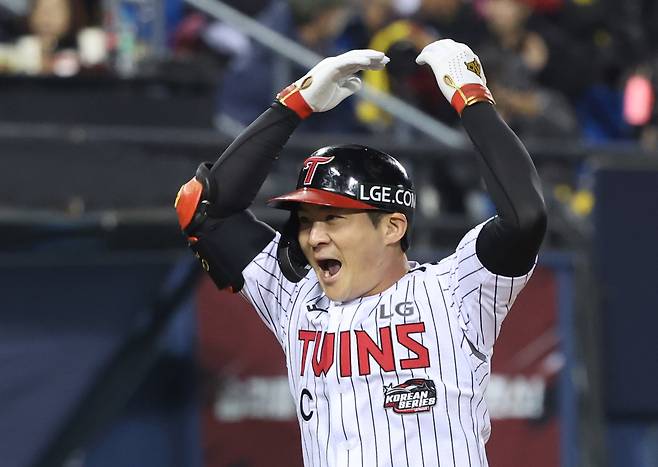 LG 오지환이 2023 한국시리즈 KT와의 경기 2차전 6회 1사 솔로 홈런을 친 뒤 기뻐하고 있다. 연합뉴스