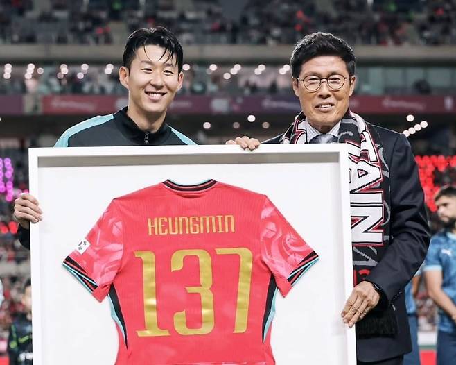 손흥민(좌), 차범근(우). 손흥민 개인 SNS