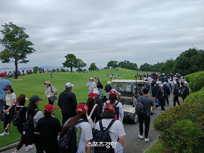 17일 LPGA 투어 BMW 레이디스 챔피언십 2라운드가 열린 전남 해남군 파인비치 골프링크스를 찾은 갤러리들이 10번 홀에서 김세영과 김효주를 따라 이동하고 있다.