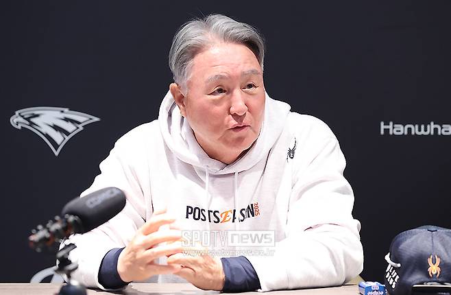 ▲ 한화 이글스 김경문 감독이 삼성 라이온즈와의 플레이오프 1차전을 앞두고 기자회견에 임하고 있다. ⓒ곽혜미 기자