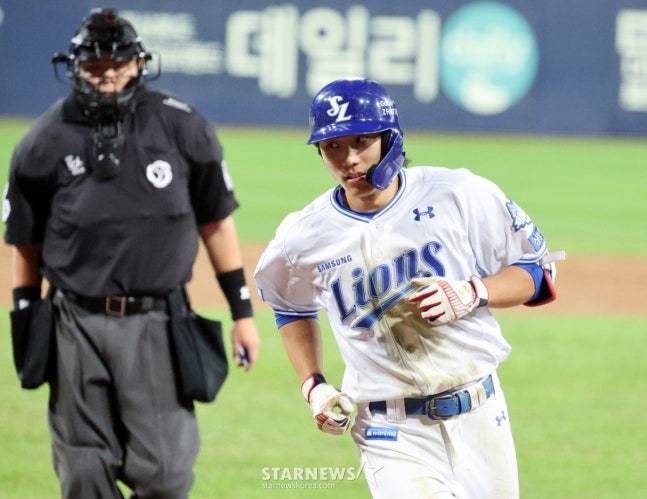 삼성 이재현(오른쪽)이 지난 14일 SSG와 준PO 4차전에서 8회말 백투백 홈런을 날린 뒤 홈을 밟고 있다. /사진=강영조 선임기자