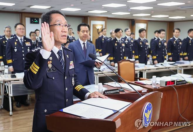 선서하는 유재성 경찰청장 직무대행 (서울=연합뉴스) 윤동진 기자 = 17일 서울 서대문구 경찰청에서 열린 국회 행정안전위원회 경찰청 대상 국정감사에서 유재성 경찰청장 직무대행이 선서를 하고 있다. 2025.10.17 mon@yna.co.kr