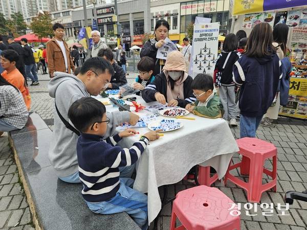 18일 열린 ‘김포 라베니체 축제’에서 가족단위 방문객들이 자녀들과 함께 블록을 통한 체험행사를 즐기고 있다. 2025.10.18 /김연태 기자 kyt@kyeongin.com