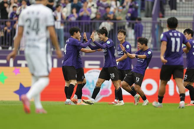 18일 안양종합운동장에서 열린 프로축구 K리그2 33라운드 경기서 FC안양의 문성우가 김천 상무를 상대로 골을 터트린 후 세리머니를 하고 있다. 사진=한국프로축구연맹