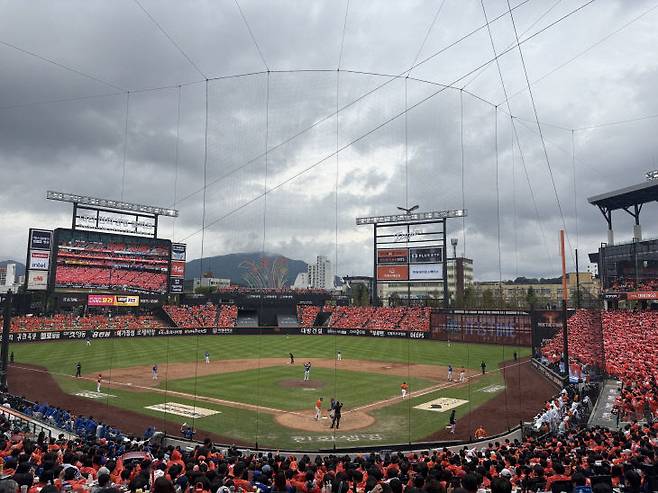 18일 대전 한화생명볼파크에서 열린 2025 KBO 프로야구 포스트시즌 플레이오프 1차전 삼성 라이온즈와 한화 이글스의 경기를 관람하며 관중들이 응원전을 펼치고 있다.(사진=심효준 기자)