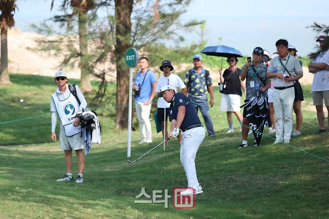 임성재가 팬들이 지켜보는 가운데 어프로치샷으로 홀을 공략하고 있다. (사진=SJM 마카오 오픈)
