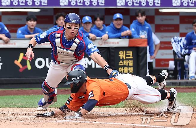 18일 대전 한화생명볼파크 열린 프로야구 2025 신한 SOL뱅크 KBO 플레이오프 1차전 삼성 라이온즈와 한화 이글스의 경기, 한화 김태연이 2회말 2사 2,3루 상황에서 손아섭의 투수 앞 땅볼 때 홈으로 쇄도해 득점을 하고 있다. 2025.10.18/뉴스1 ⓒ News1 김성진 기자