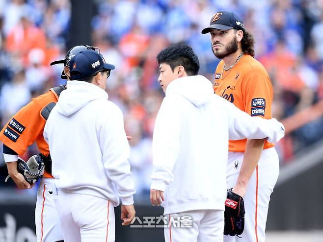 한화 선발투수 폰세가 18일 대전 한화생명 볼파크에서 열린 2025 KBO 포스트시즌 플레이오프 1차전 삼성과 경기 2회초 2실점 후 마운드에 오른 양상문 코치의 이야기를 듣고 있다. 대전 | 최승섭기자 thunder@sportsseoul.com