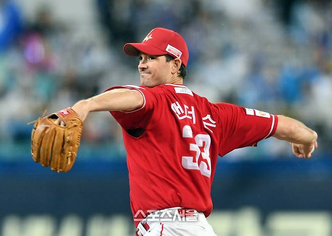 SSG 앤더슨이 13일 대구삼성라이온즈파크에서 열린 2025 KBO 준플레이오프 3차전 삼성과 경기에 선발 등판해 힘차게 공을 던지고 있다. 대구 | 박진업 기자 upandup@sportsseoul.com