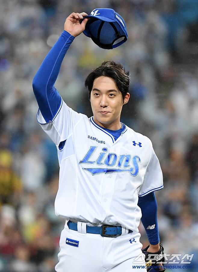 13일 대구 라이온즈파크에서 열린 SSG와 삼성의 준PO 3차전. 7회초 2사까지 1실점으로 호투한 원태인이 마운드를 내려오며 관중석을 향해 인사하고 있다. 대구=정재근 기자 cjg@sportschosun.com/2025.10.13/