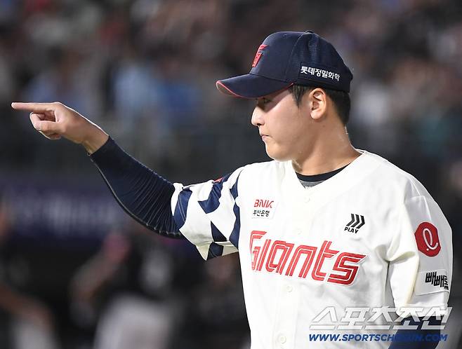 28일 부산 사직구장에서 열린 KT-롯데전. 7회초 등판해 실점 위기를 넘긴 최준용이 손성빈 포수를 가리키고 있다. 부산=정재근 기자 cjg@sportschosun.com/2025.8.28/